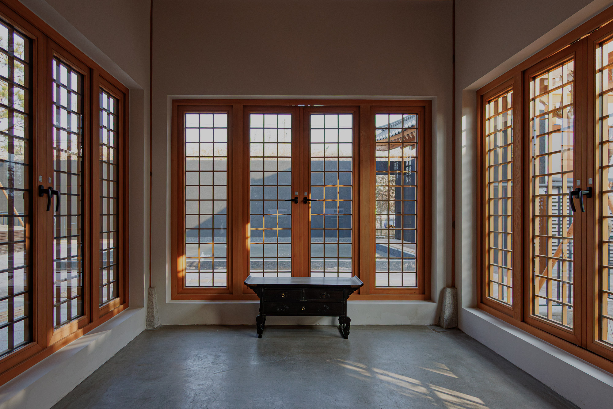 A quiet scene of traditional floor seating