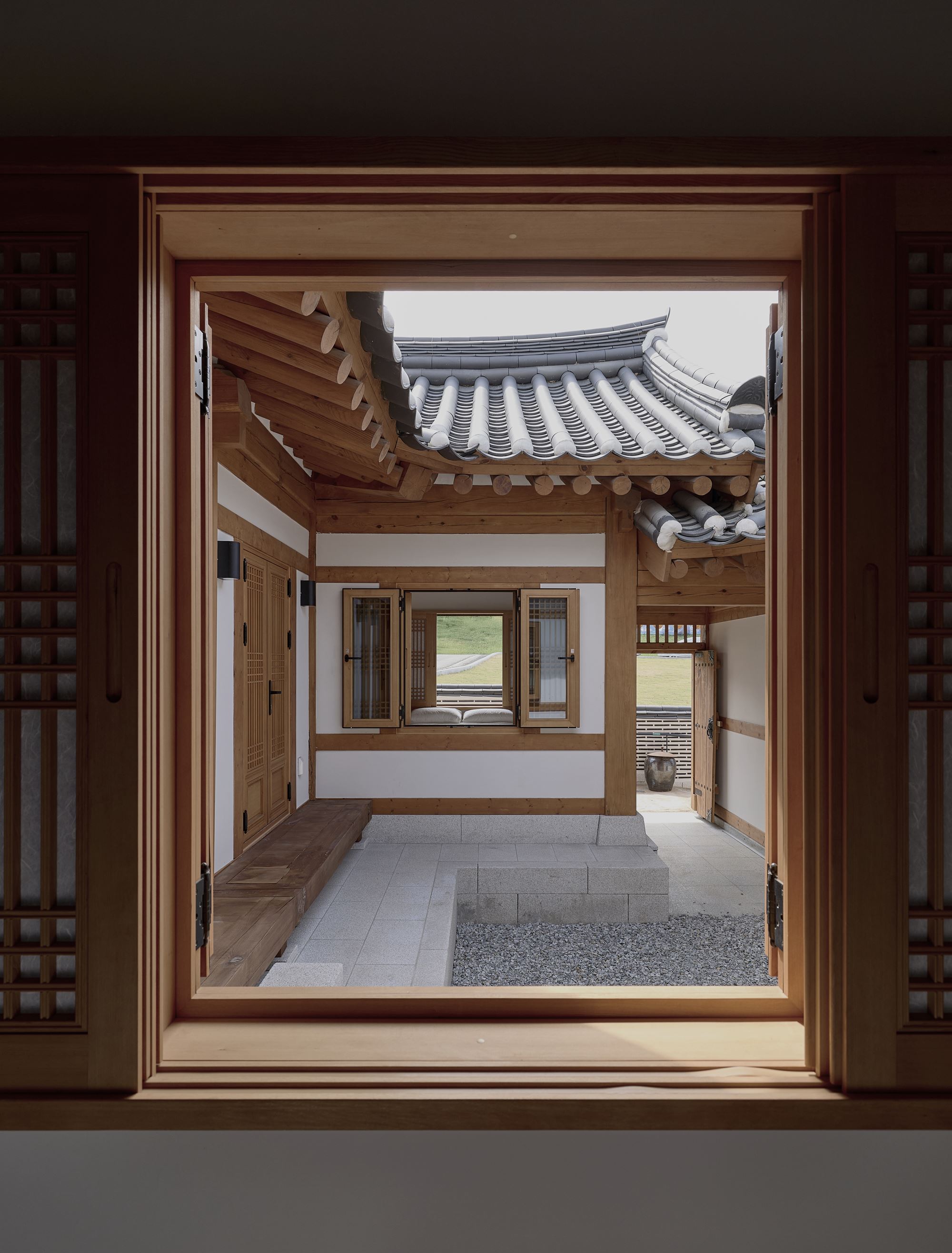 창호 프레임 너머로 열리는 중정