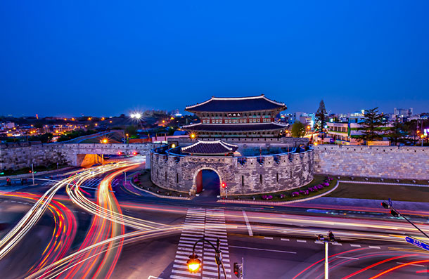야경 속 차량 빛줄기와 수원화성 장안문 옹성 전경