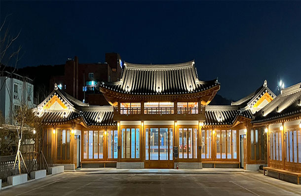 야간 조명을 밝힌 정조테마공연장 한옥 건물 정면 전경