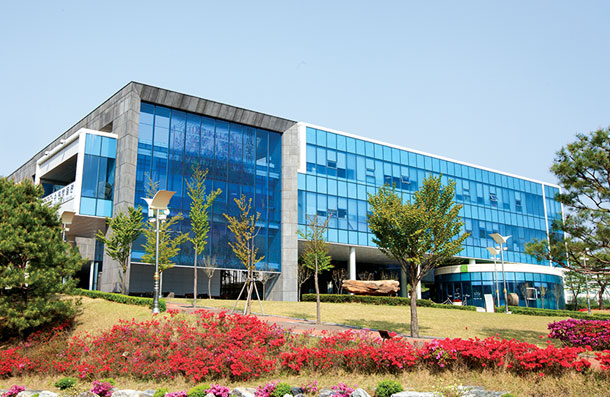 파란 유리 외벽이 돋보이는 수원박물관 본관 전경