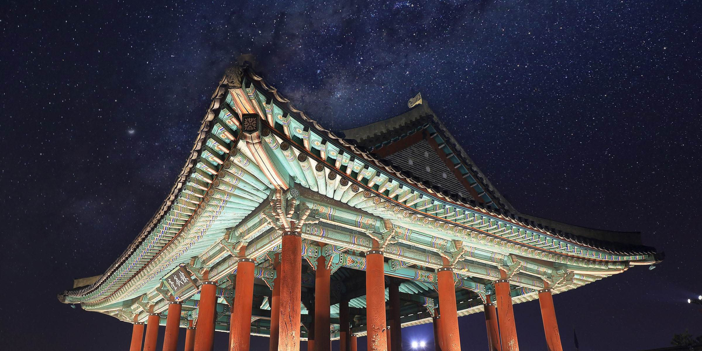 야경 속 차량 빛줄기와 수원화성 장안문 옹성 전경